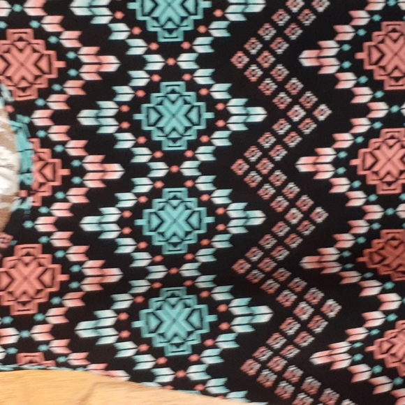 Black tank top with pattern - Picture 2 of 5